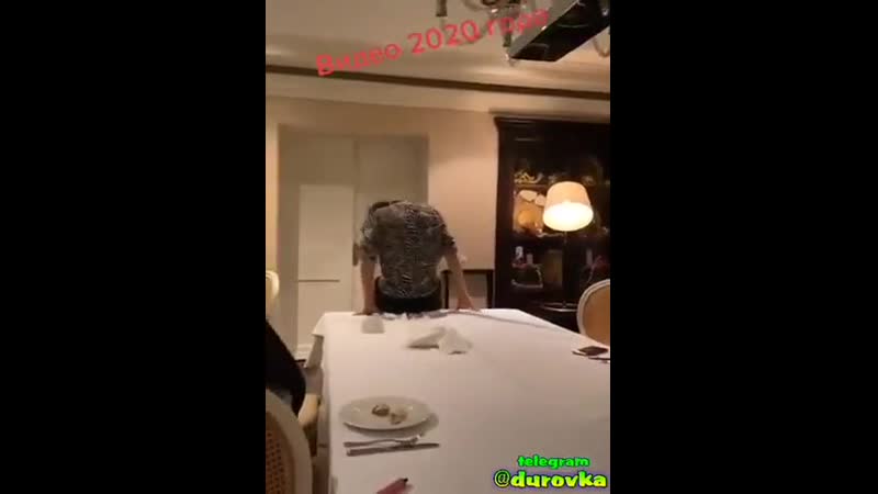 Пьяная девушка решила сделать кувырок на столе