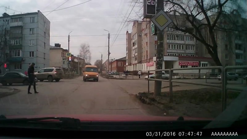 ✔ особое мнение "бешеная" маршрутка сбила девушку пешехода на пересечении улиц володарского и ульяновская (31 03 2016)