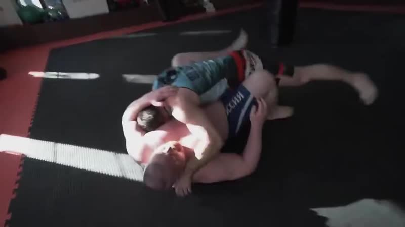 Дагестанец показал как легко победить рыжего тарзана