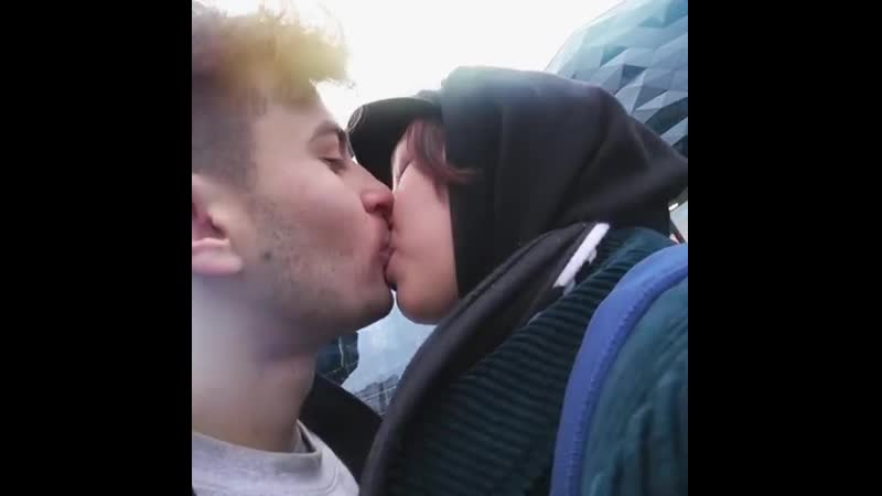 Видео девушки поцеловались. Видео девушки поцеловались. Поззи блоггер целуется с девушками. Юноша и девушка. Видео девушки поцеловались.