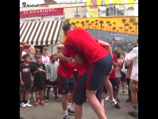 Oh @calumchambers95, thats cheeky! arsenal x @venicebeachfc arsenalinusa