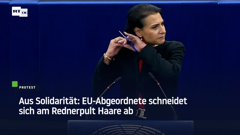 Aus solidarität eu abgeordnete schneidet sich am rednerpult haare ab