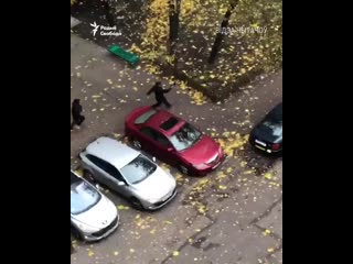 Невядомыя ў цывільным бегаюць па дварах побач з праспэктам незалежнасьці ў менску