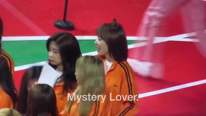 190107 izone in isac 2019 cute hyewon and sakura