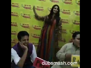 The gorgeous @sonamakapoor shows us how it's done with this cute #dubsmash!