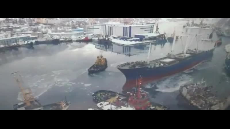 В петропавловске камчатском баржа эффектно протаранила судно буксир, на борту которого находились моряки