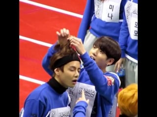 Taehyungs face when jungkook pull the rubber band out of his hair 😂😂 #ook #taekook soooo cute