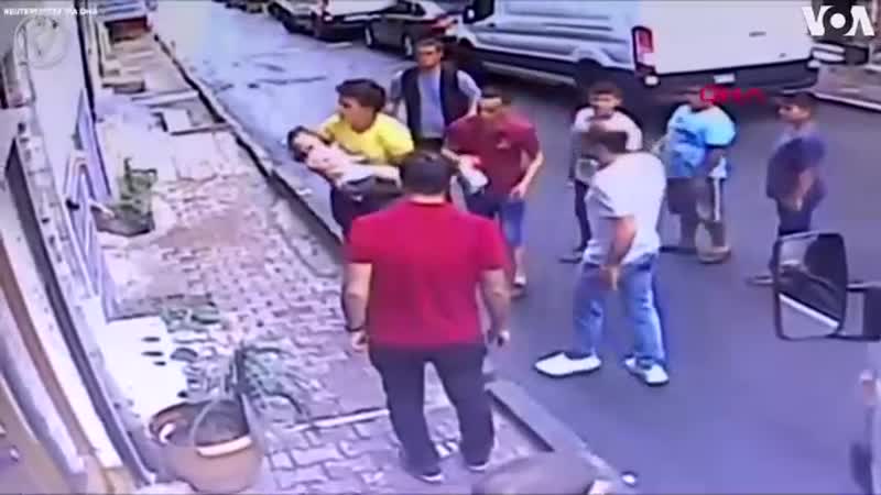 В стамбуле молодые поймал выпавшую из окна двухлетнюю девочку