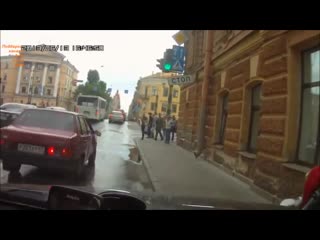 Беспечные мамаши с молодые колясками dash cam compilation car crash