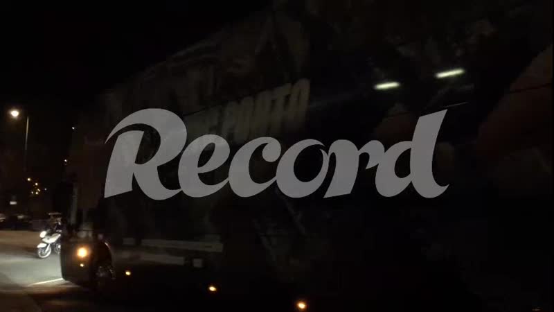 Autocarro do fc porto 'apertado' por adeptos em fúria à chegada ao dragão