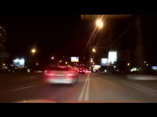 Зрелая мамка сосет молодому парню в подъезде дома взявшись за кукан своими ручками
