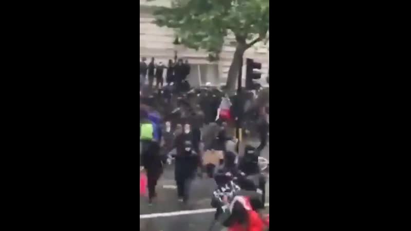 Военнослужащие национальной гвардии обеспечивают безопасность белого дома и мемориала линкольна в вашингтоне