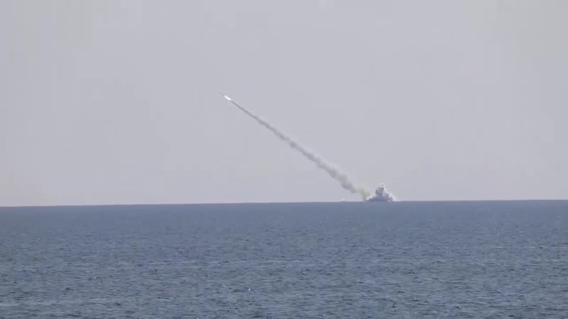 Пуск ракеты «калибр» подводной лодкой «колпино» в рамках скшу «кааз 2020»