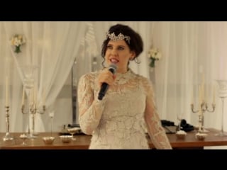 Nelita surta e tira a roupa na festa de casamento