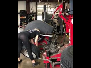 Девушка шиномонтажник