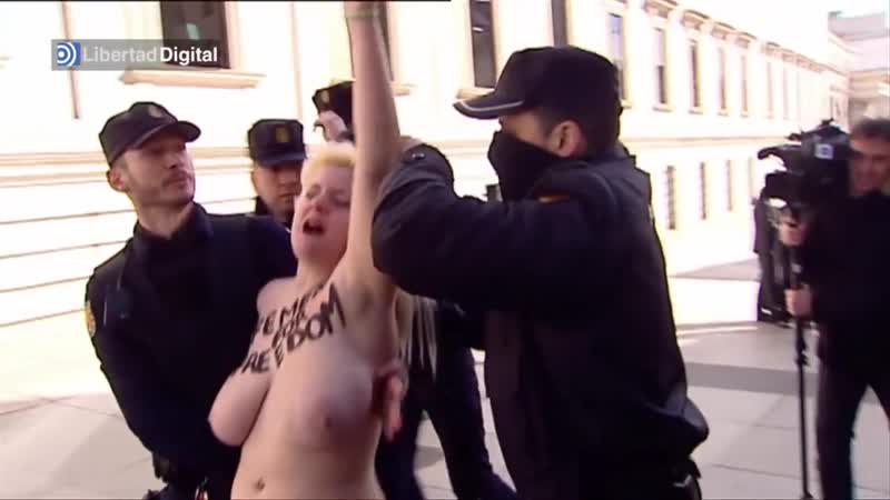 Dos activistas de femen protestan ante el congreso