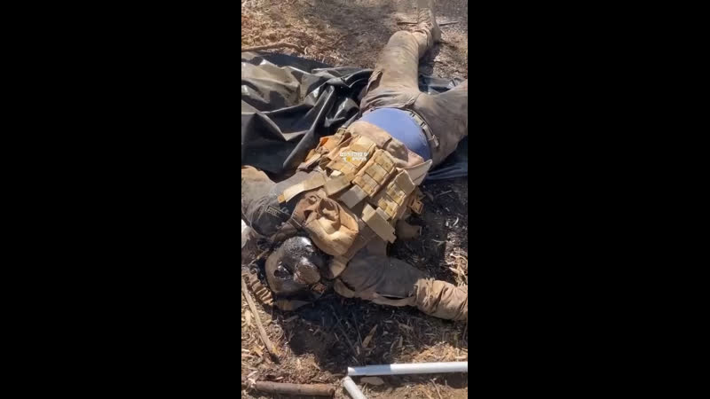 Израильтяне издеваются над пленными палестинцами и мочатся на трупы погибших