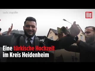 Video vom hochzeits korso mit der maschinenpistole in die lu