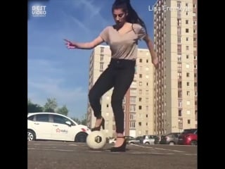 Футбольный фристайл от девушки