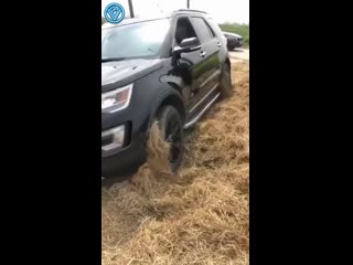 Машина застряла в сене