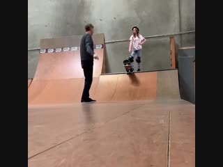 Tony hawk ‏учит свою дочь катать на скейте