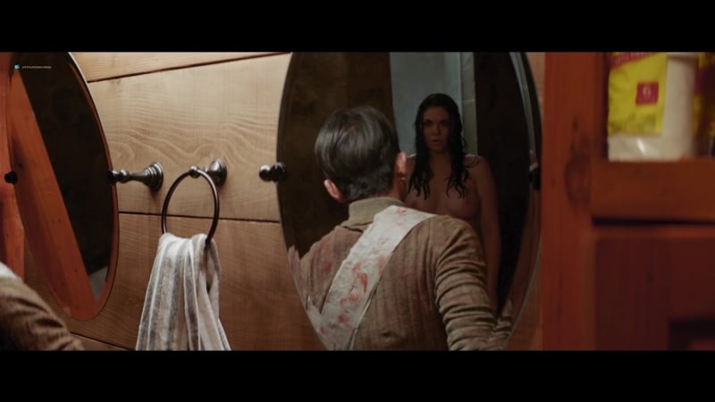 Әйелдің кискасындағы бейнекамера