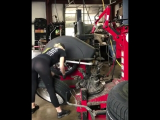 Девушка шиномонтажник