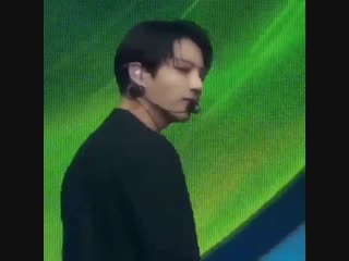 Jungkook singing his verse in pied piper while looking unbelievably attractive still takes my breath away