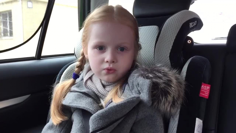 Дівчинка співає пісню look