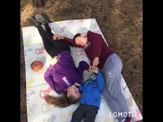 Прогулка в лесу с ковриком