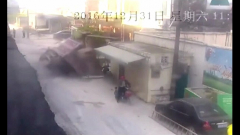 Жесть, грузовик похоронил заживо китай 31го декабря, 2016