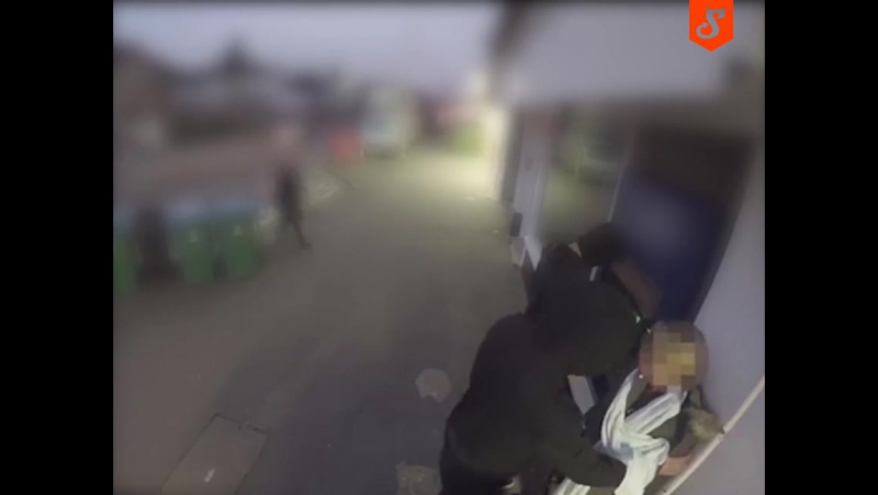 Прохожий вступился за девушку,которую грабили у банкомата