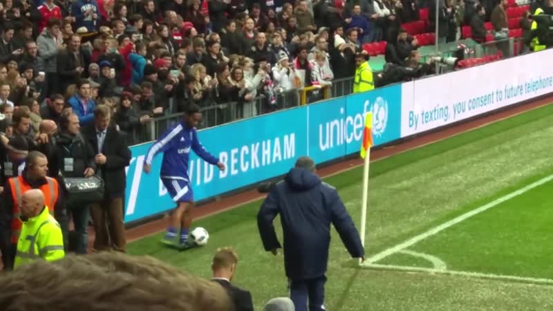 Роналдиньо прокинул между ног