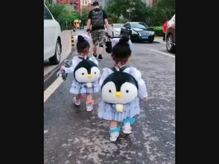 Две стильные малышки