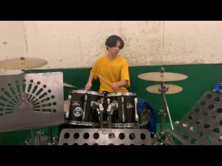 Интач играет на барабанах