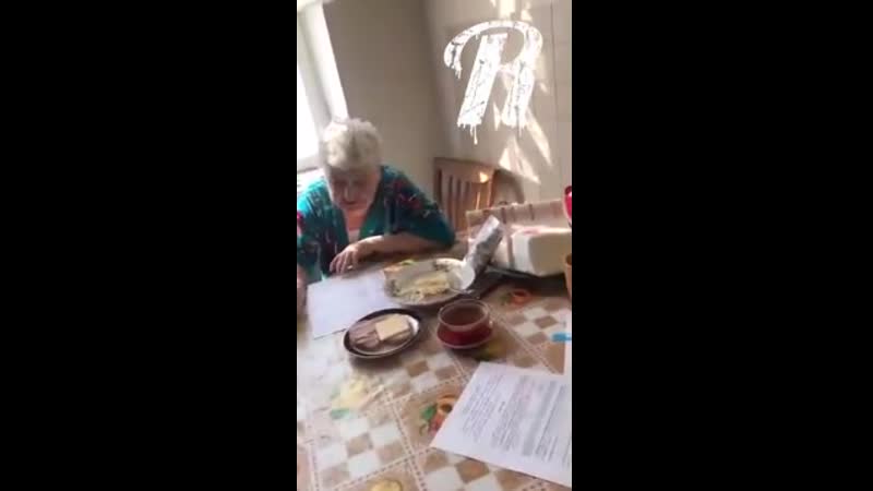 Московским бабушкам показывают, за кого голосовать