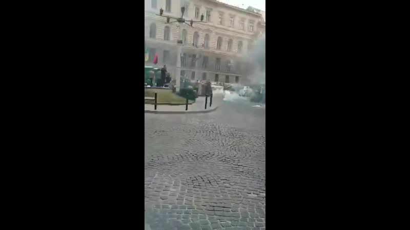 Під стінами головного управління поліції львова