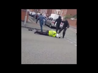 Мигранты жестоко избили инспектора дорожного движения в бирмингеме инцидент произошел 14 сентября в предместье алум рок