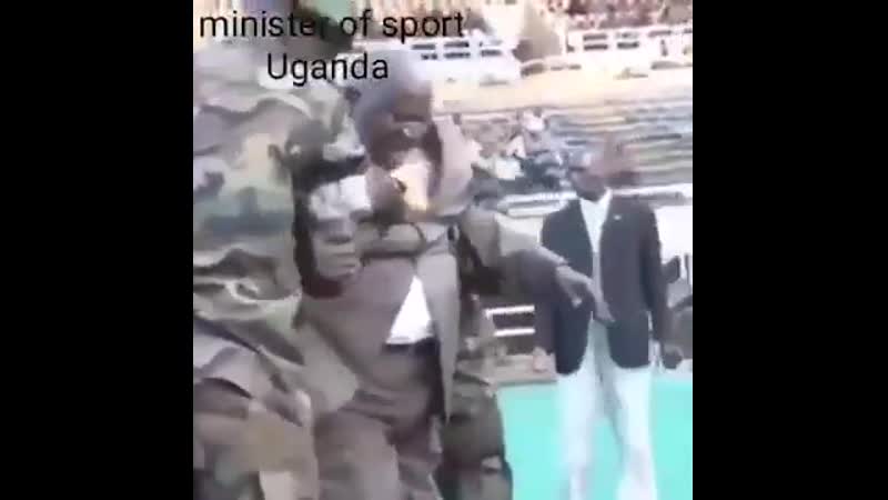 Министр пнул мяч