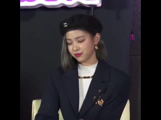 Заигрывает с камерой и не краснеет