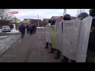 500 омоновцев оцепили бунтующих цыган в поселке под тулой