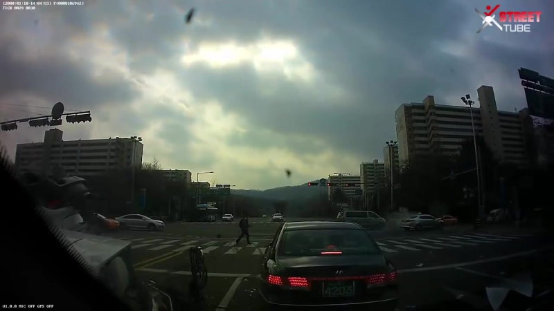 Ужасная авария на перекрестке с участием скутериста