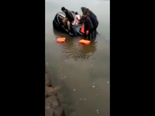 Dad in sinking car throws baby to rescuers