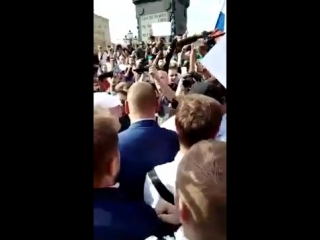 Жириновский бьёт человека на пушкинской площади митинг против пенсионной реформ