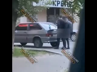 В смоленске двое пьяных мужиков устроили разврат прямо на улице