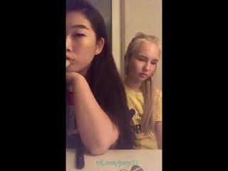 Сексуальные девушки курят кальян и целуются periscope перископ