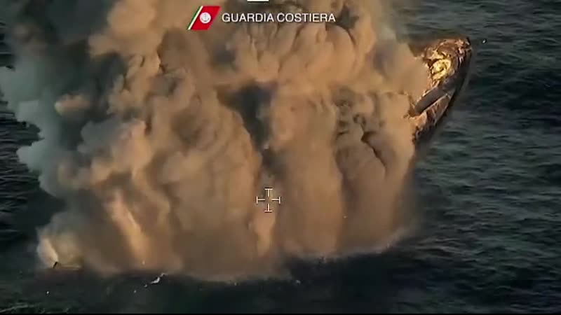 В море возле берегов сардинии сгорела и затонула прогулочная яхта