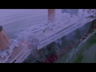 Model titanic sinks & splits