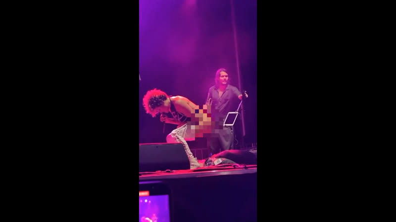 Обоссала лицо фанату