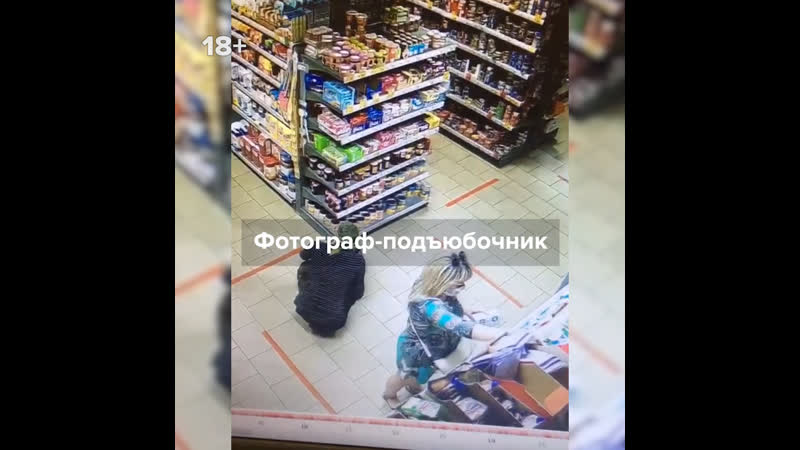 Извращенец фотографирует у женщин под юбками